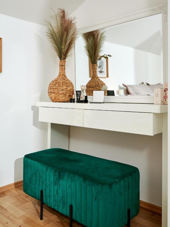 Modern & Spacious Rooftop Apartment With Natual Sunlight Split Kültér fotó