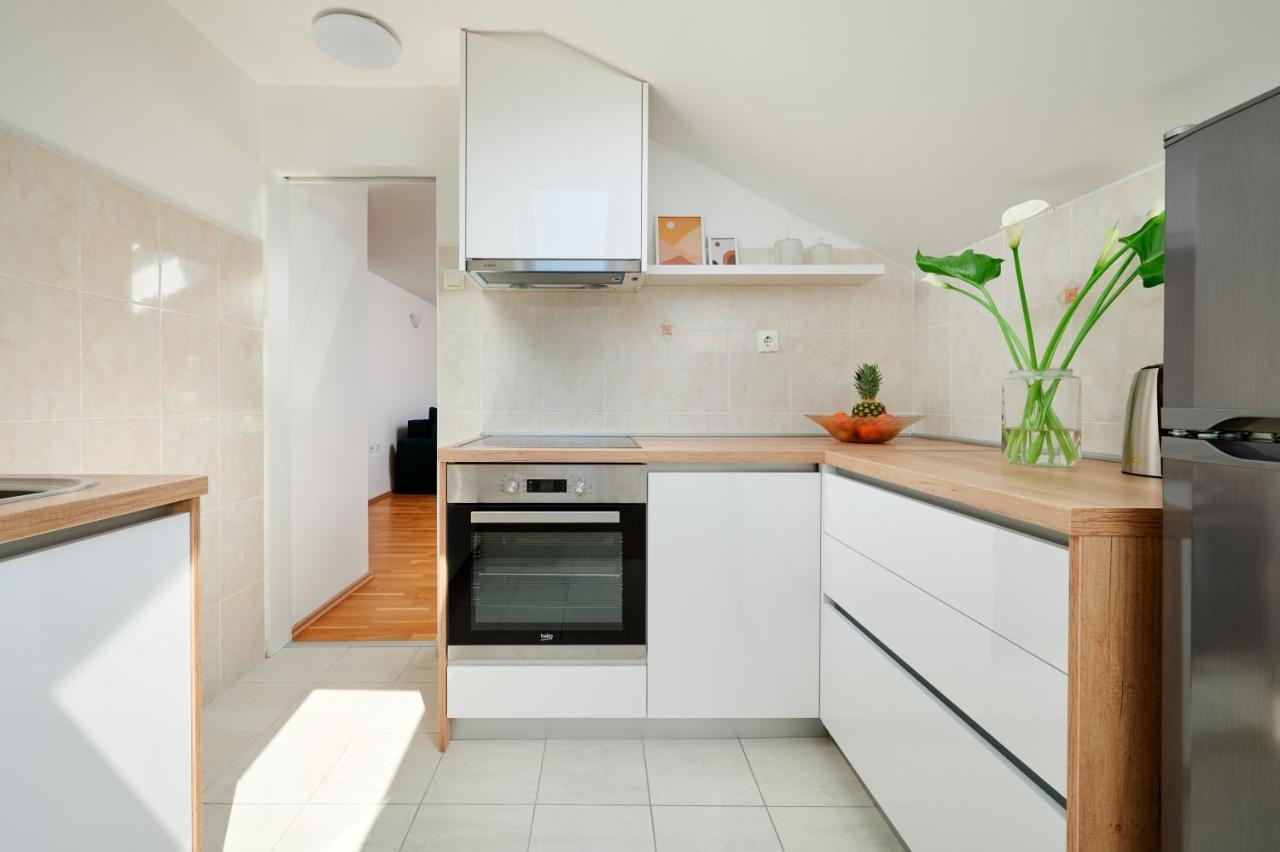 Modern & Spacious Rooftop Apartment With Natual Sunlight Split Kültér fotó