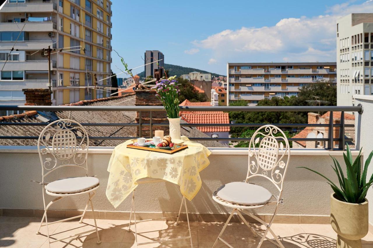 Modern & Spacious Rooftop Apartment With Natual Sunlight Split Kültér fotó