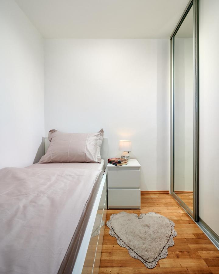 Modern & Spacious Rooftop Apartment With Natual Sunlight Split Kültér fotó