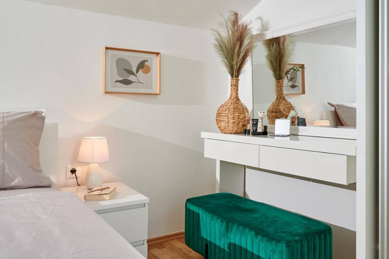 Modern & Spacious Rooftop Apartment With Natual Sunlight Split Kültér fotó