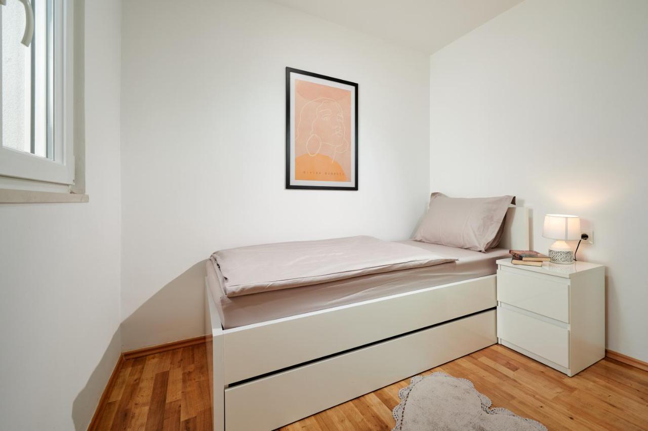 Modern & Spacious Rooftop Apartment With Natual Sunlight Split Kültér fotó
