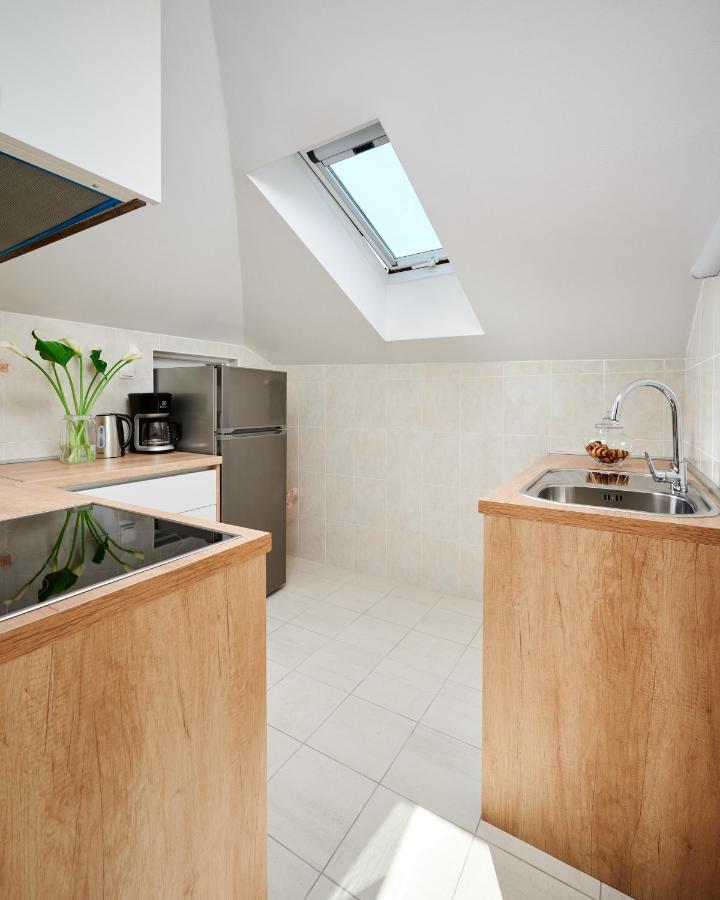 Modern & Spacious Rooftop Apartment With Natual Sunlight Split Kültér fotó