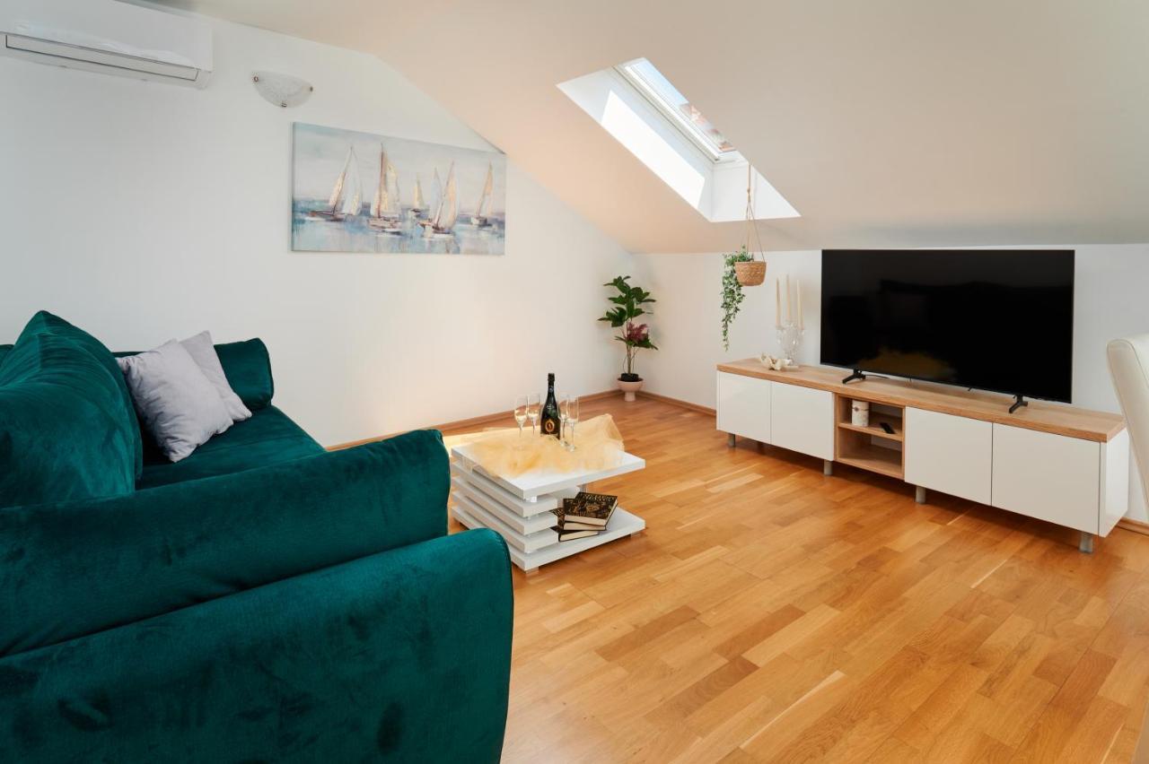 Modern & Spacious Rooftop Apartment With Natual Sunlight Split Kültér fotó