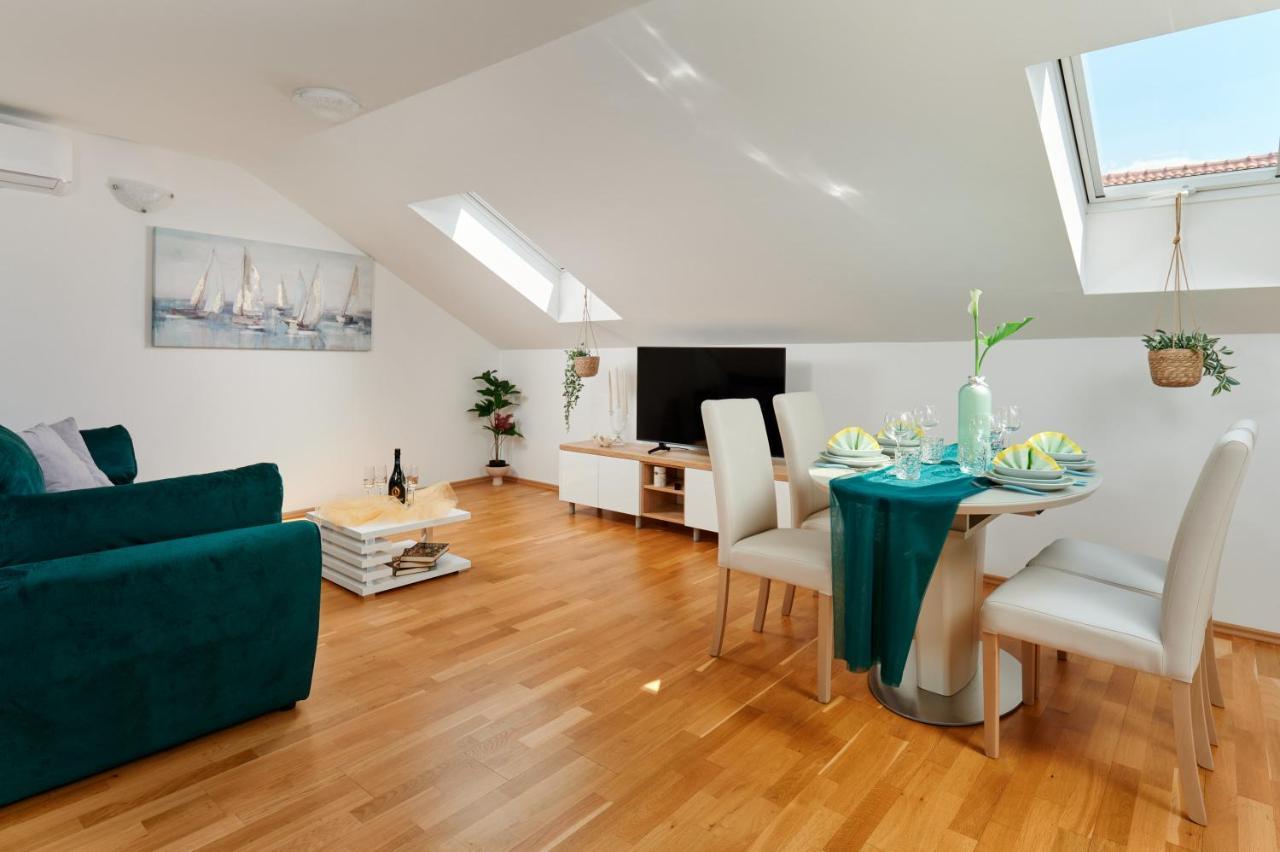 Modern & Spacious Rooftop Apartment With Natual Sunlight Split Kültér fotó