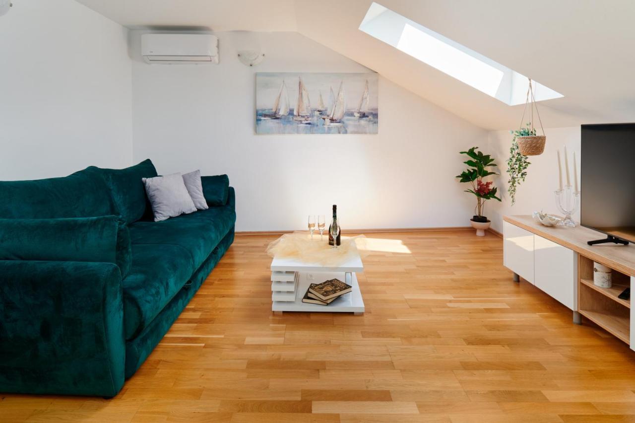Modern & Spacious Rooftop Apartment With Natual Sunlight Split Kültér fotó